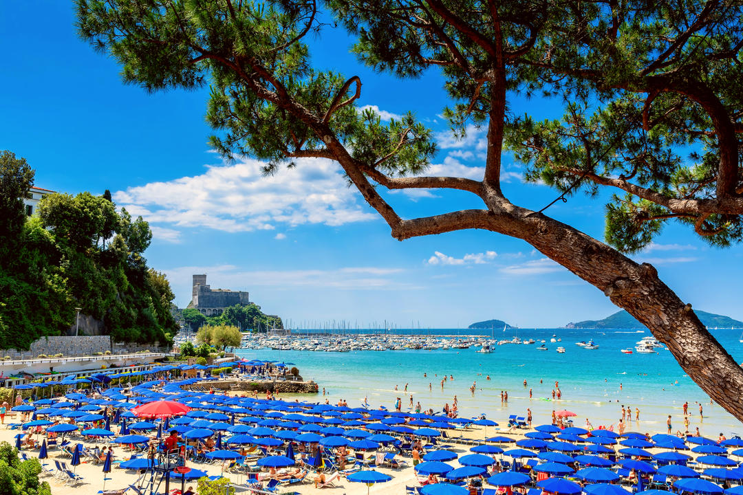 Пляж розташований у затоці Поетів Ла-Спеція у Лігурії.