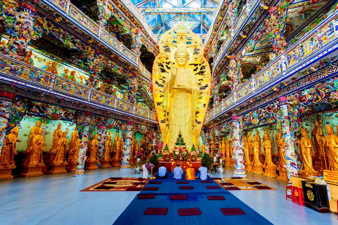 Величезна статуя Будди всередині храму