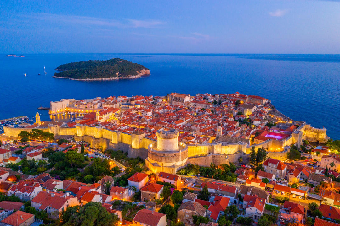 Захід сонця з повітря на хорватське місто Дубровник і острів Локрум