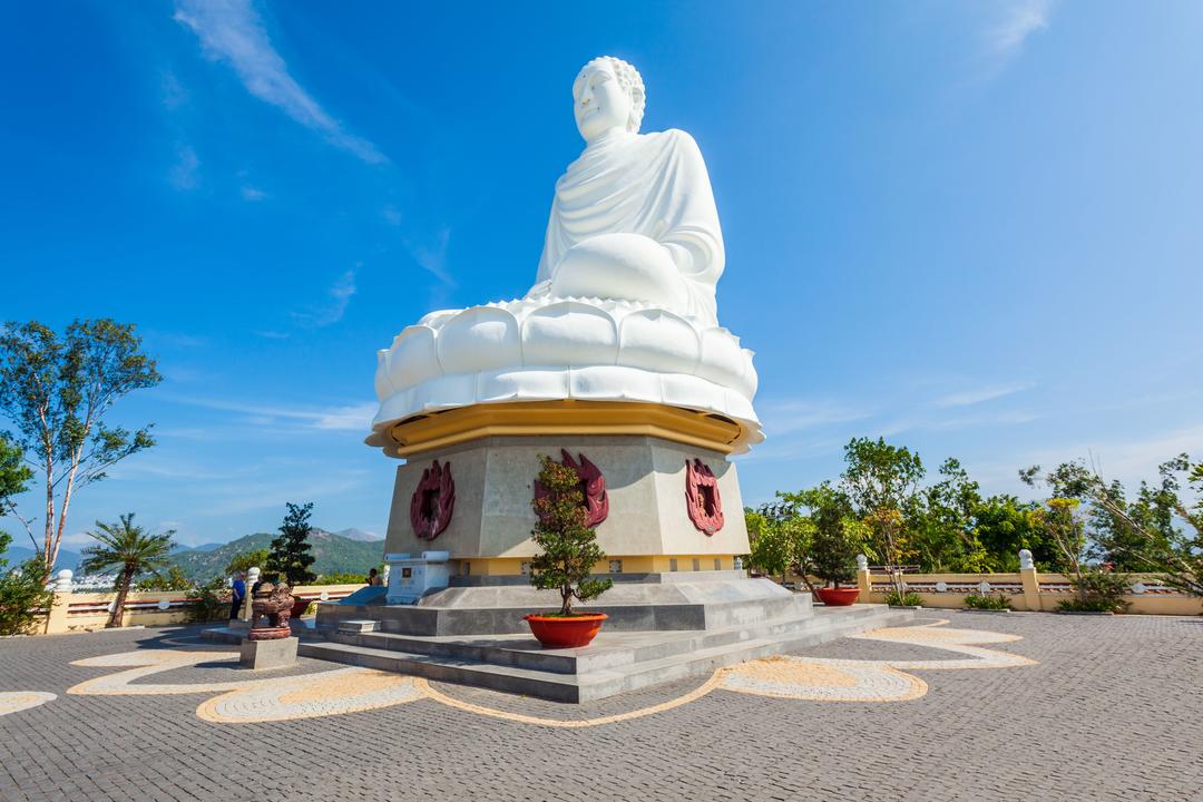 Біла статуя Будди