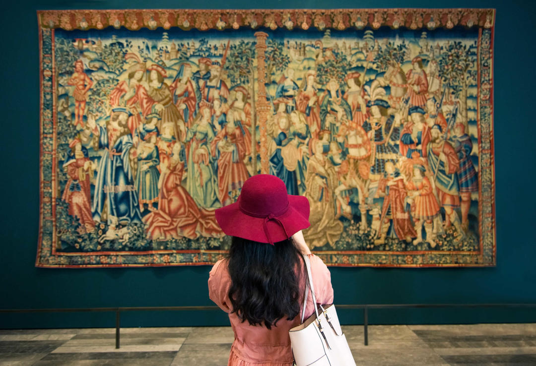 Туристка захоплюється картиною у Луврі Абу-Дабі