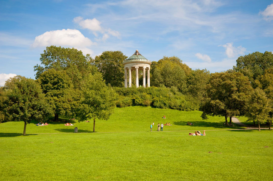 Парк Англійський сад у Мюнхені - вид на альтанку