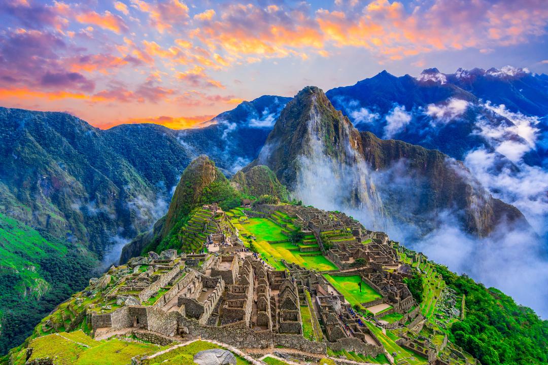 Вид на Мачу-Пікчу в Перу та найближчі гори