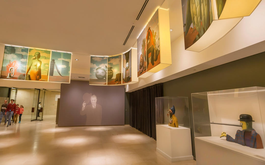 Зал музею Рене Магрітта з 200 оригінальними картинами