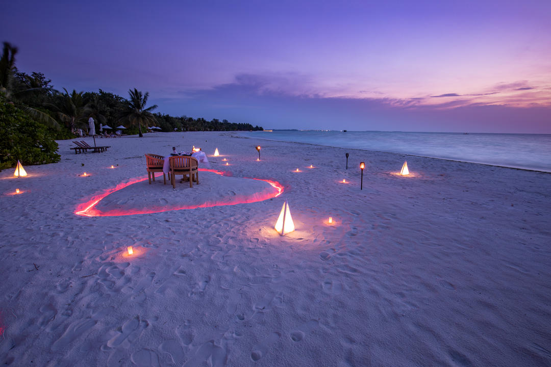 Романтична вечеря зі свічками на пляжі