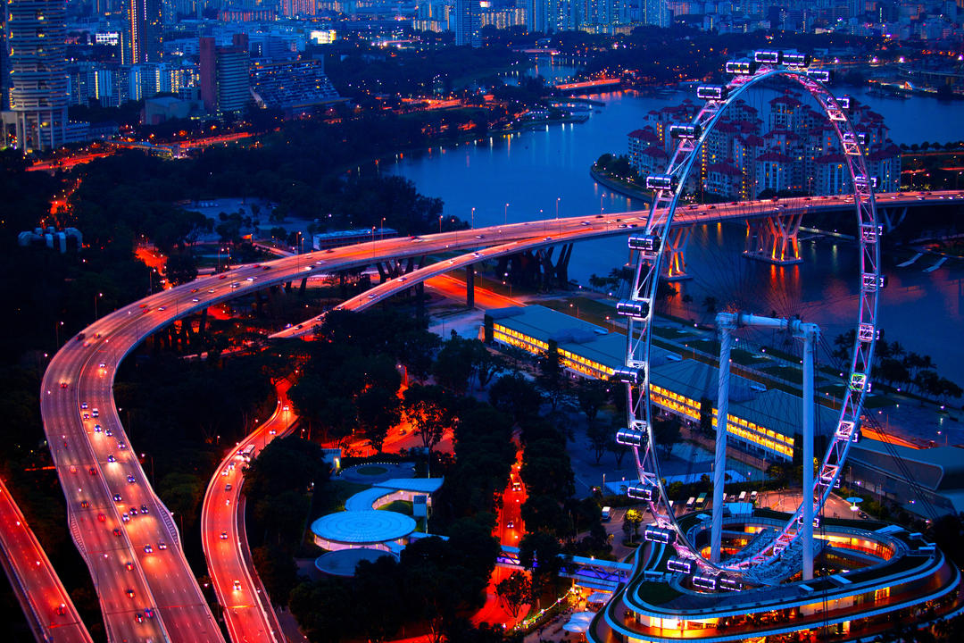 Вечірня панорама на Сінгапур флаєр з даху Марина Бей