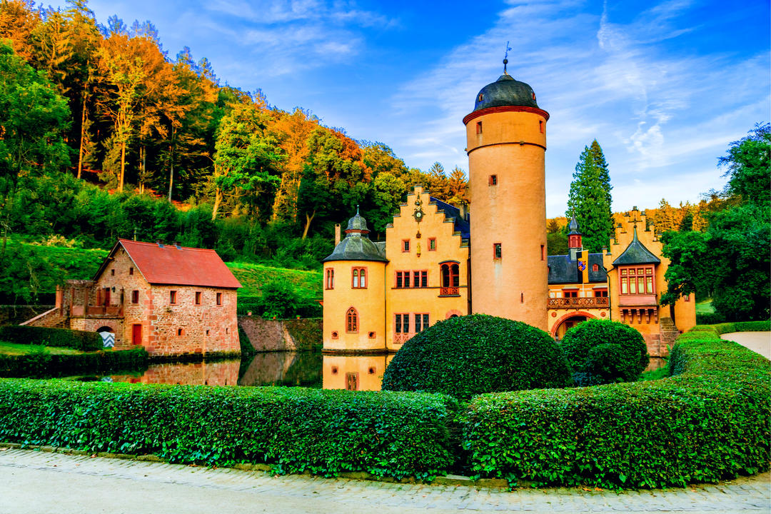 Романтичний замок з красивими садами