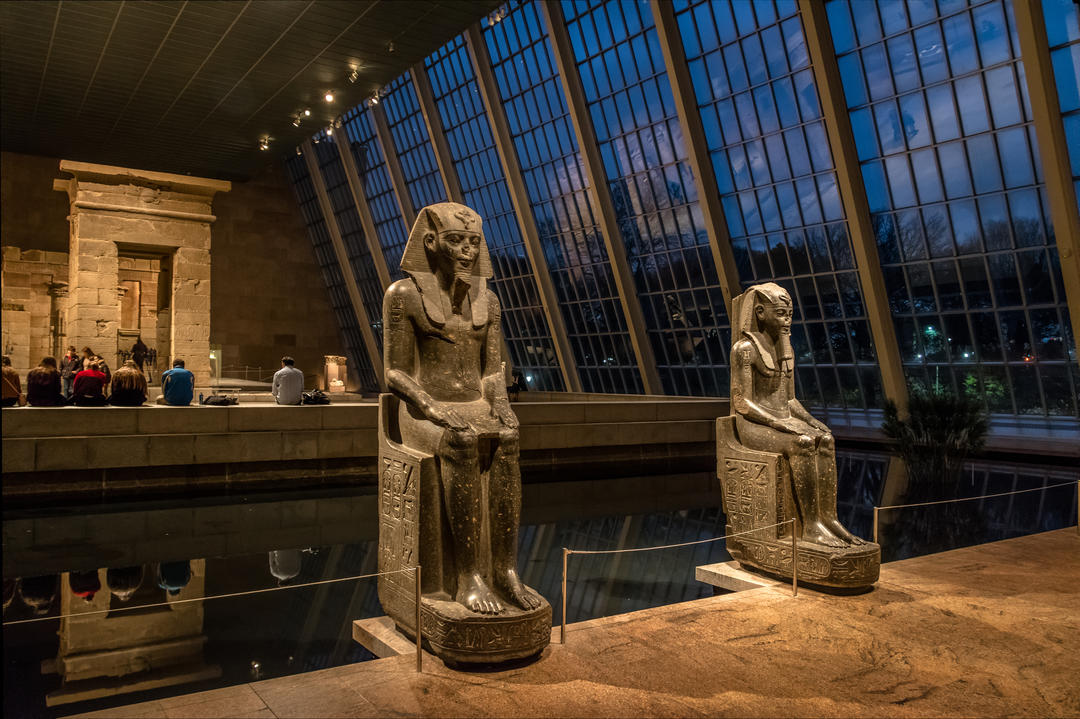 Давньоєгипетські статуї у музеї