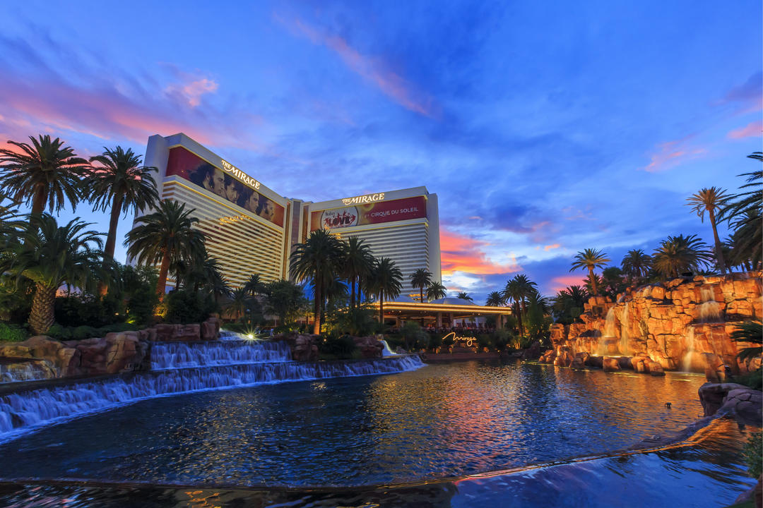 Знамените казино Mirage і штучне водоймище в сутінках