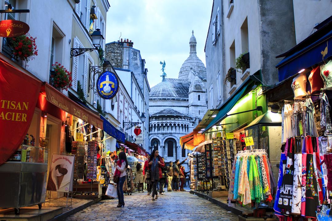 Торгова вулиця якою гуляють туристи та парижани