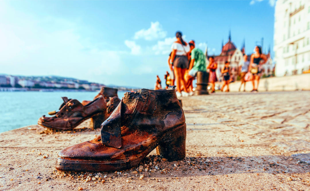 Старе мідне взуття на парапеті набережної Дунаю