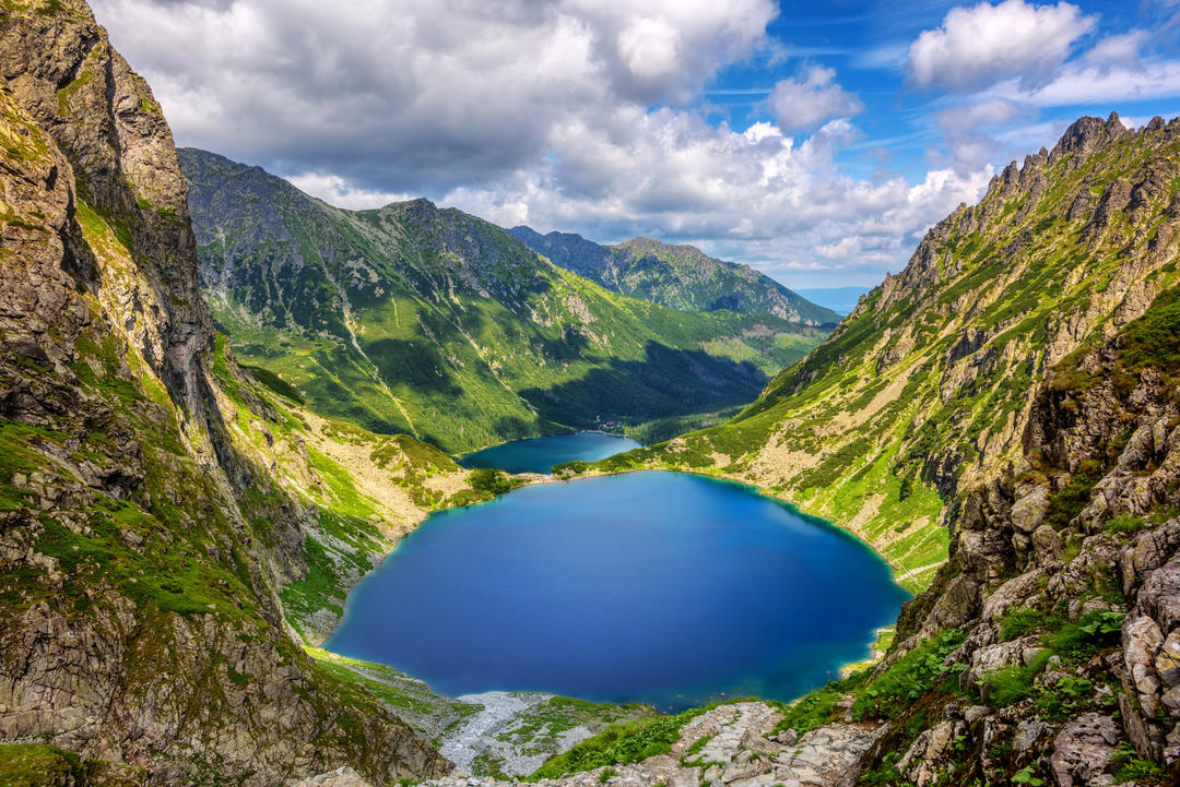 Два озера серед високих скелястих гір
