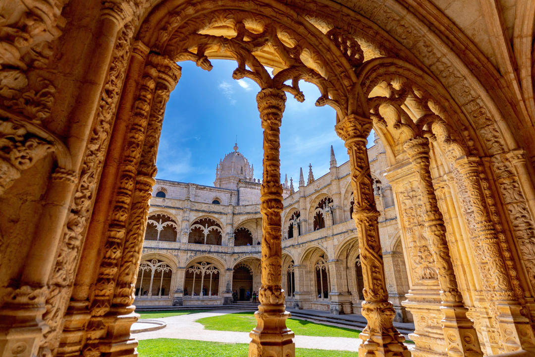 Вид з коридору на Mosteiro Dos Jeronimos