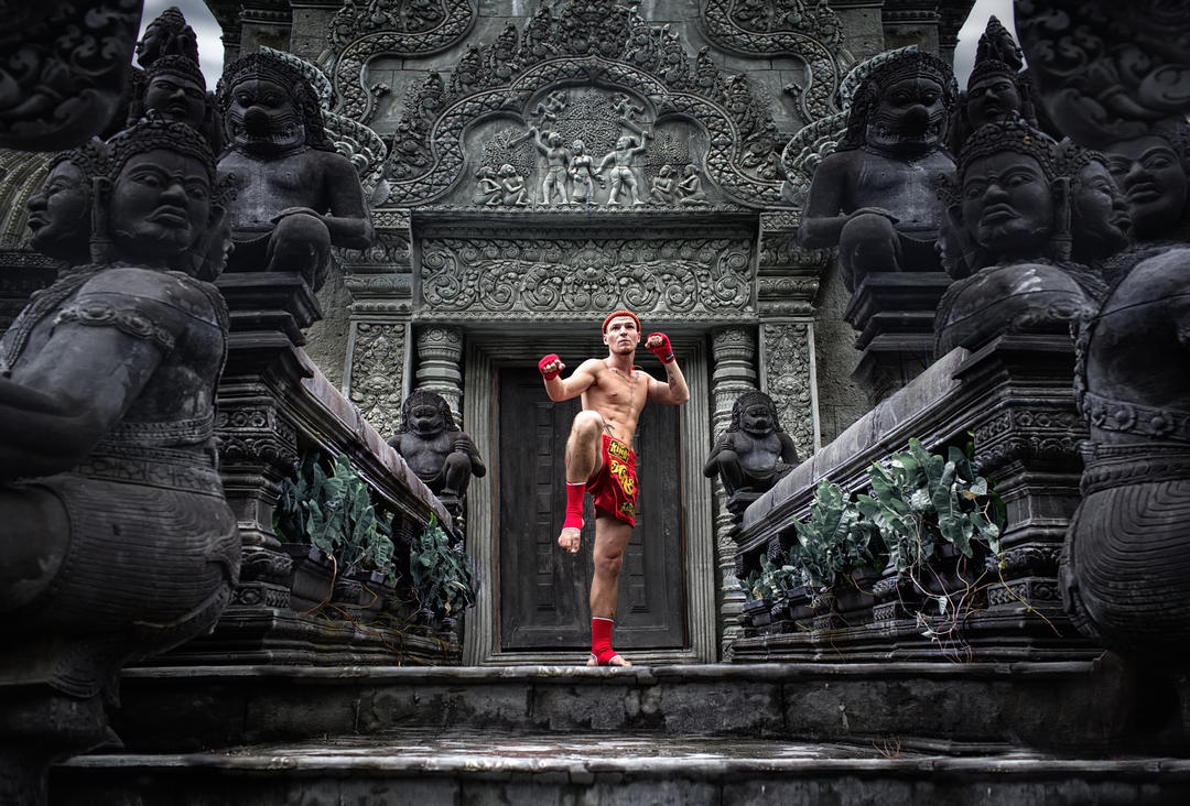 Боєць тайського боксу готується до бою у храмі