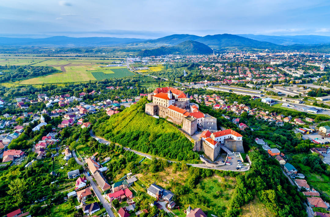 Мукачево із замком Паланок на Закарпатті