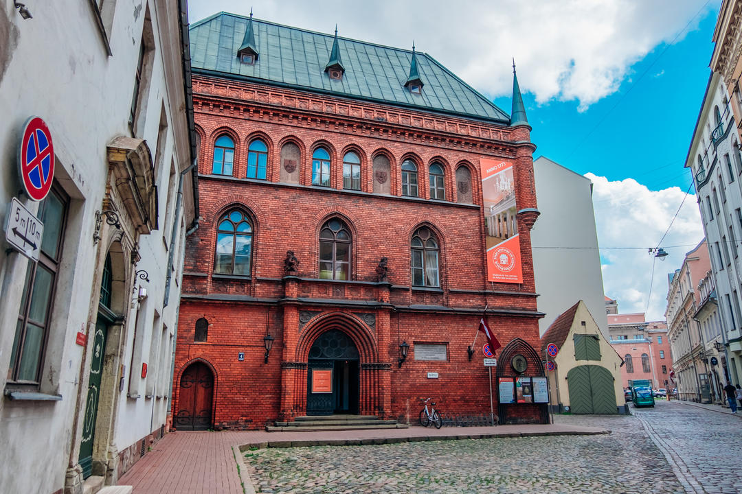 Червоний фасад Музею історії Риги та мореплавства