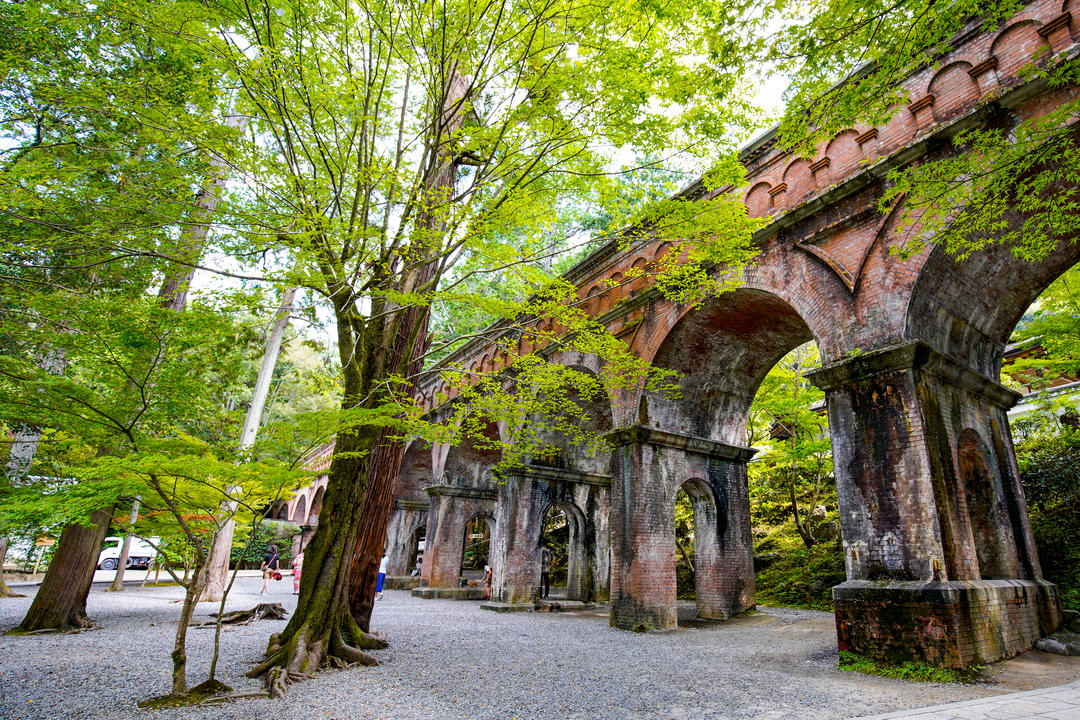Старовинні дерева з стародавніми спорудами у Храмовому комплексі Нандзен-дзі