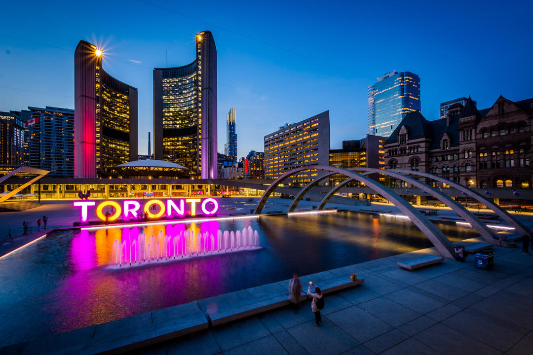 Торонто знак в центрі міста в сутінках