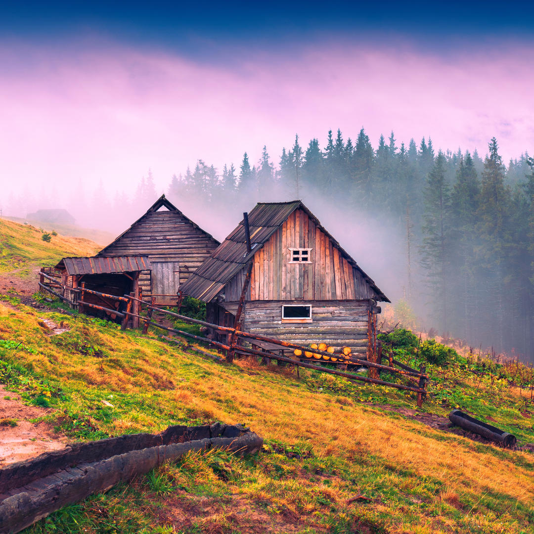 Дерев'яні будинки на схилі гори
