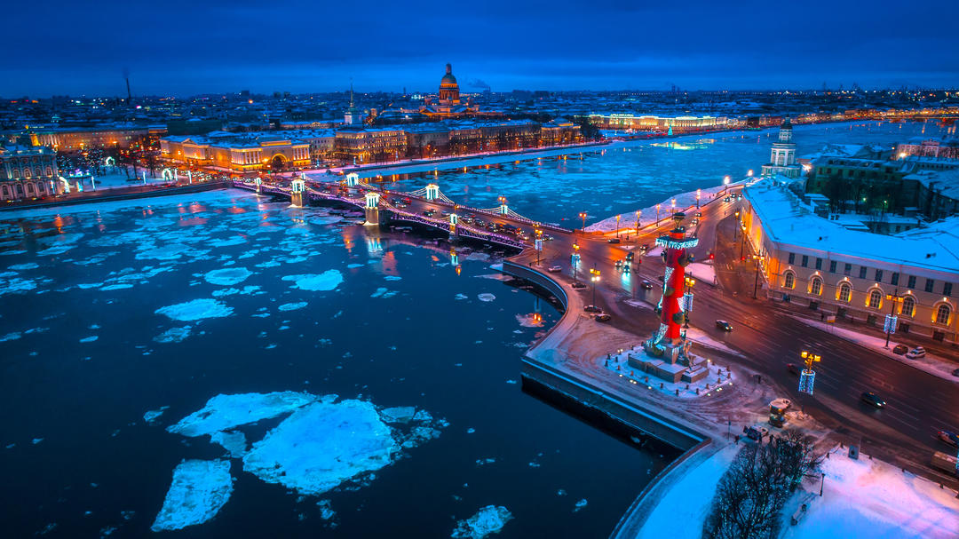 Нічна Нева у найкрасивішому місті Санкт-Петербурзі.