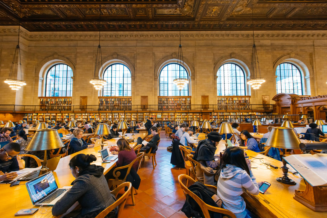 Люди навчаються у публічній бібліотеці Нью-Йорка