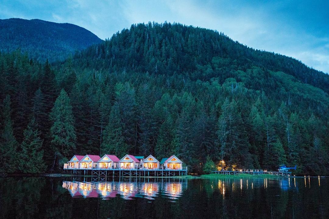 Готельні будиночки на березі озера у горах