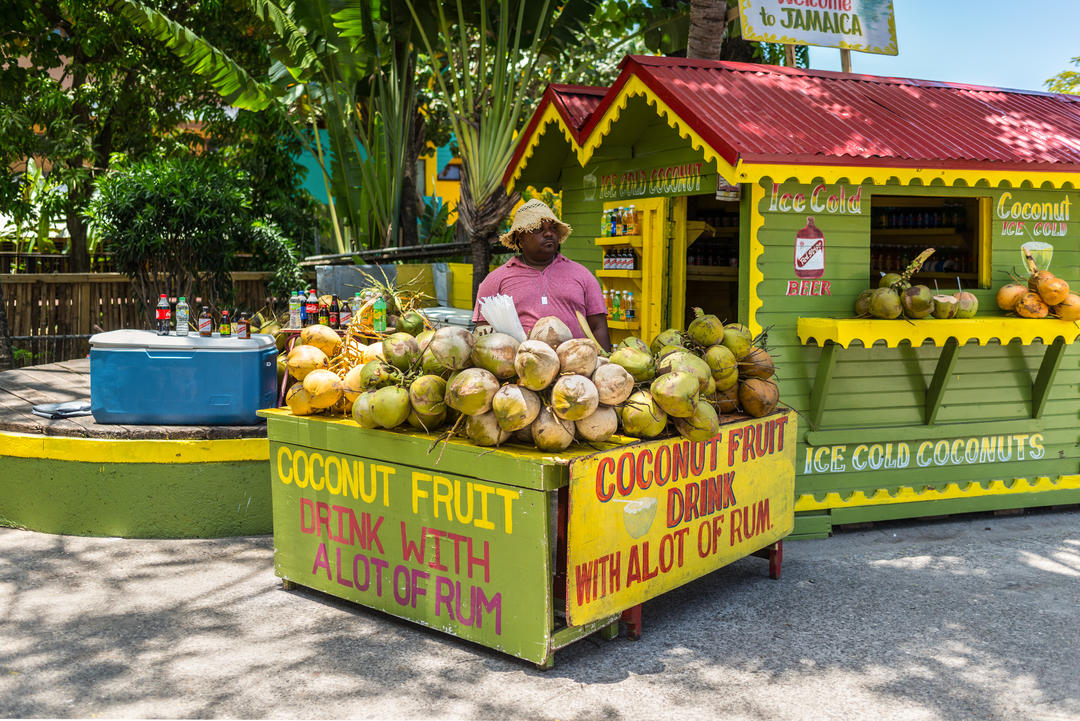 Крижаний кокосовий фруктовий напій з ромом