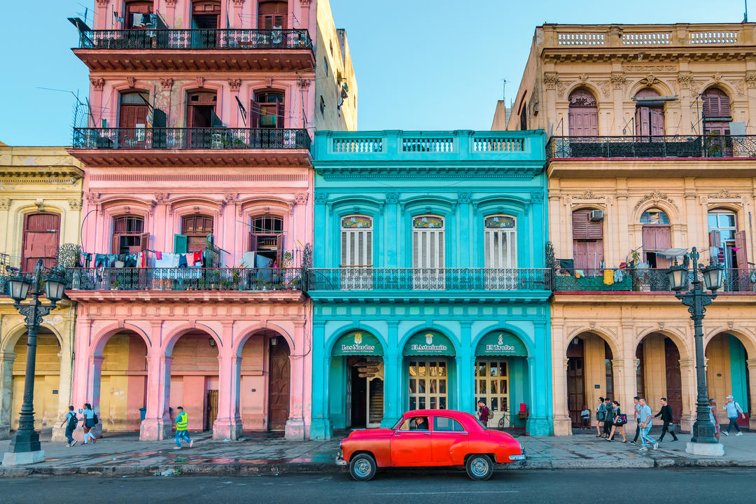 Червоний ретро автомобіль у Старій Гавані
