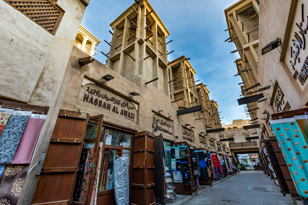 Вид на текстильний ринок старого міста Дубая