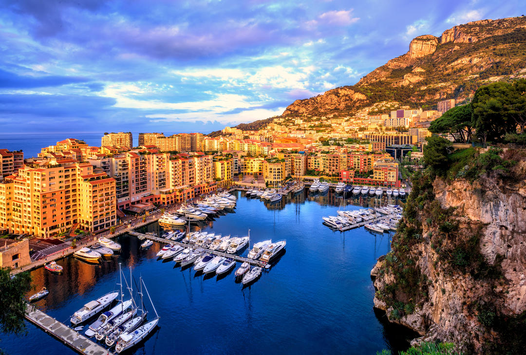 Гавань в Монако з розкішними яхтами та апартаментами на світанку