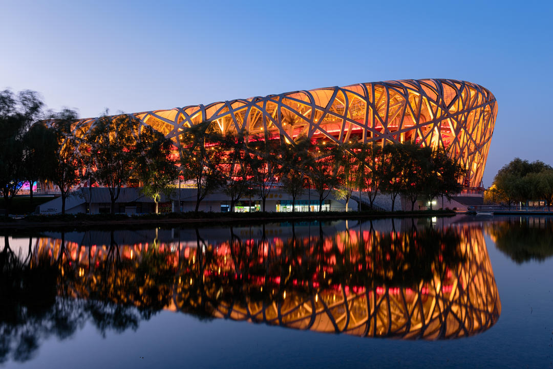 Будівля національного стадіону в Пекіні вночі