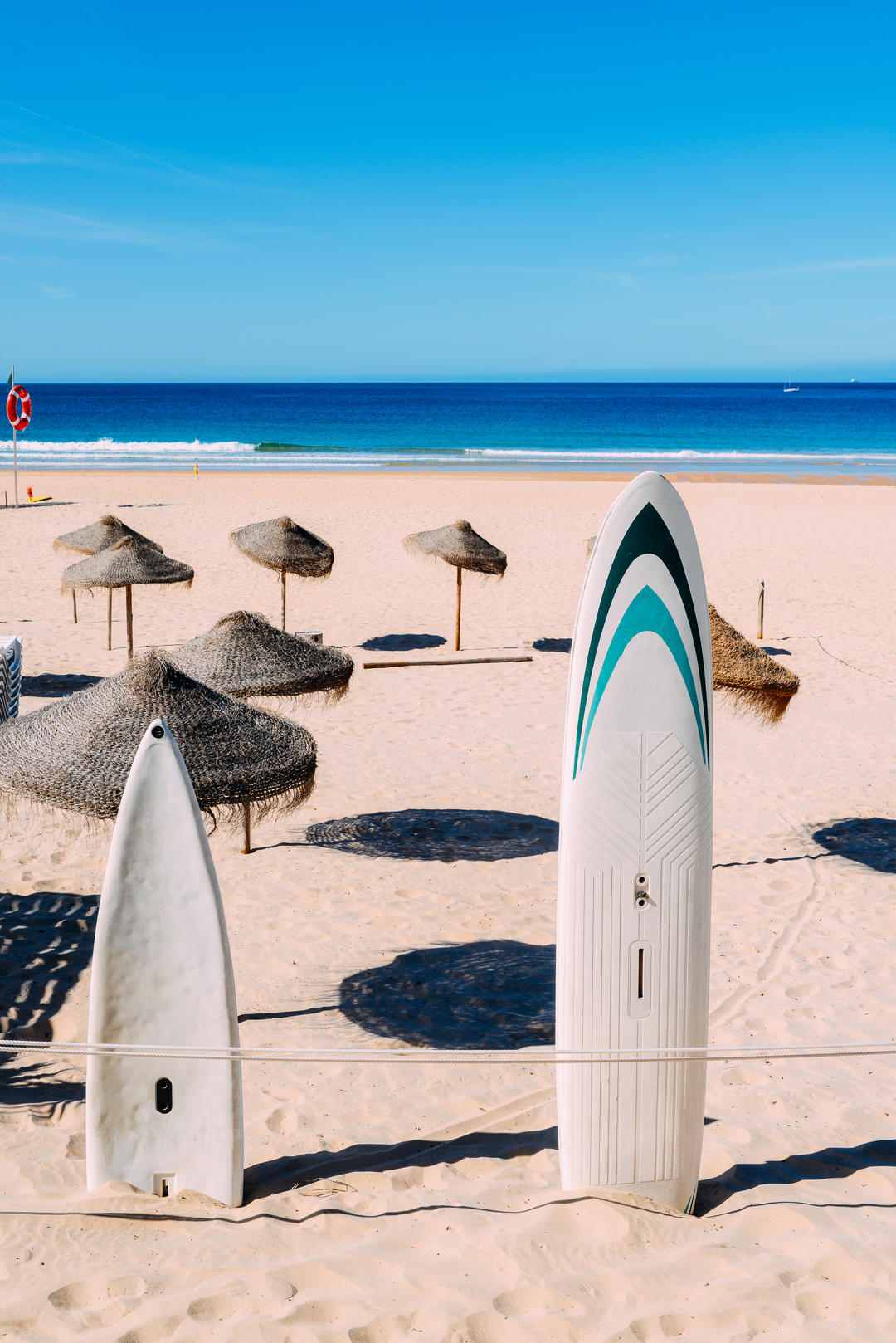 Дошки для серфінгу на порожній пляж.