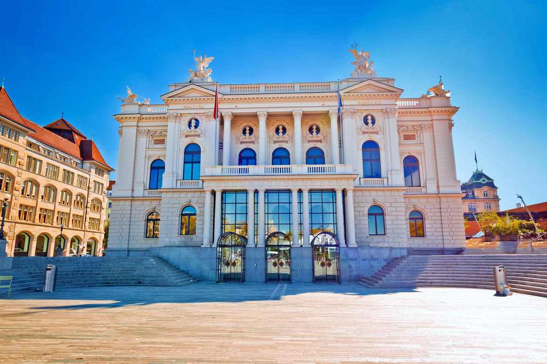 Цюріхський оперний театр та вид на міську площу Сехселаутенплац
