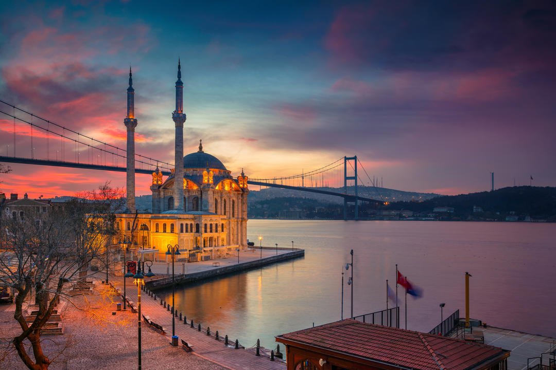 Мечеть з Босфорським мостом під час сходу сонця