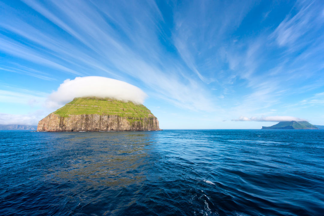 Острів Луйтла-Дуймун у шапці з хмар