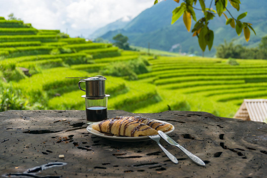 Млинці та кава на дерев'яний стіл з рисовими терасами