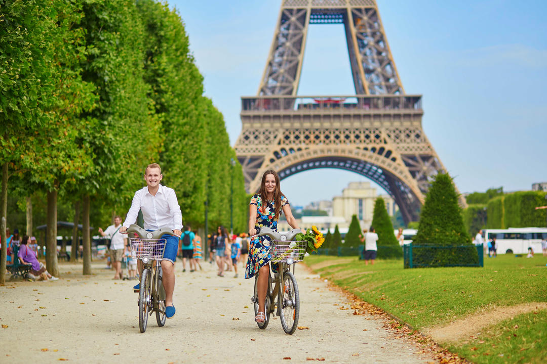Романтична пара на велосипеді біля Ейфелевої вежі