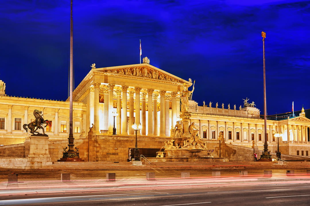 Парламент у центрі Відня увечері з підсвічуванням