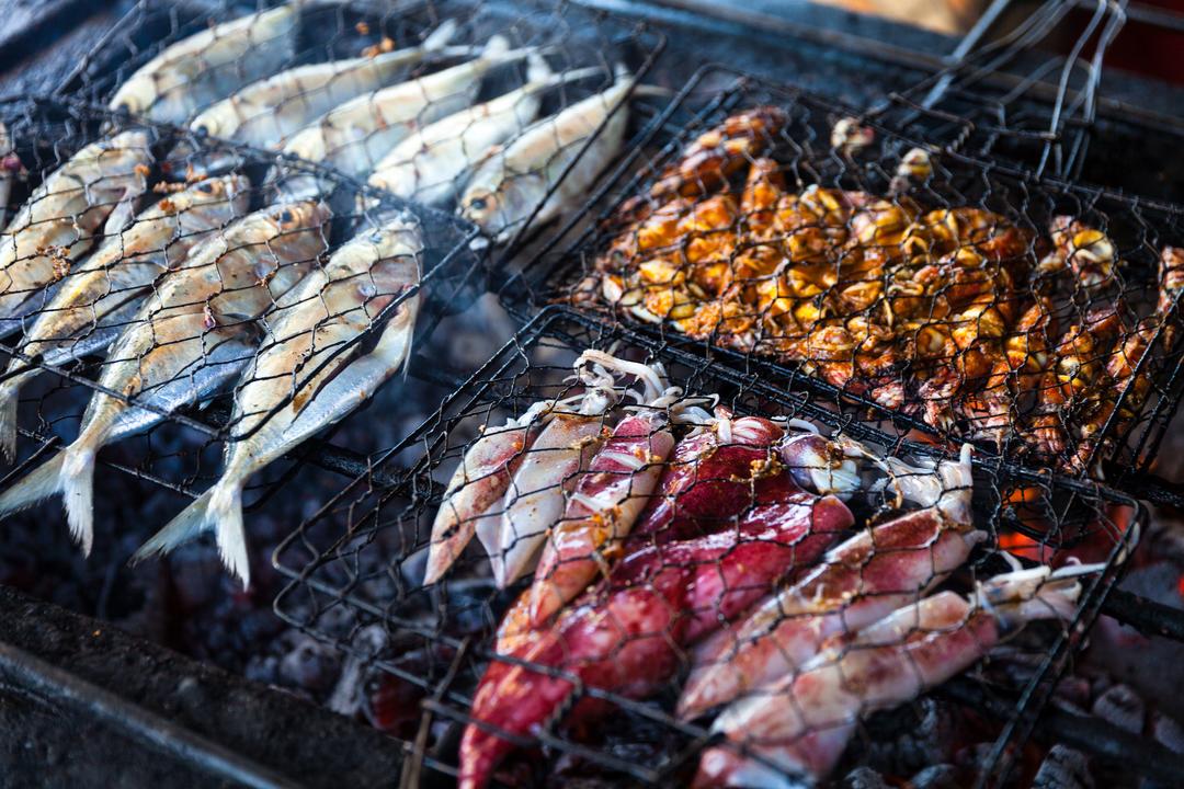 Приготування барбекю морепродуктів на вогні