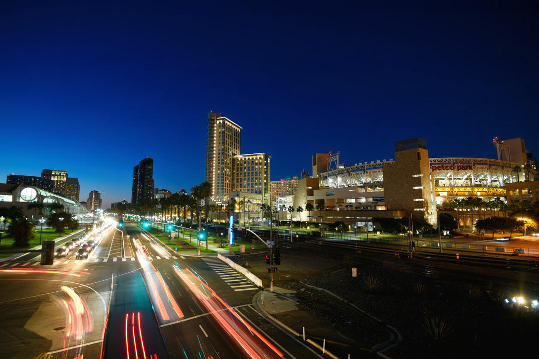 Вид на Petco Park і центр міста з пішохідного мосту