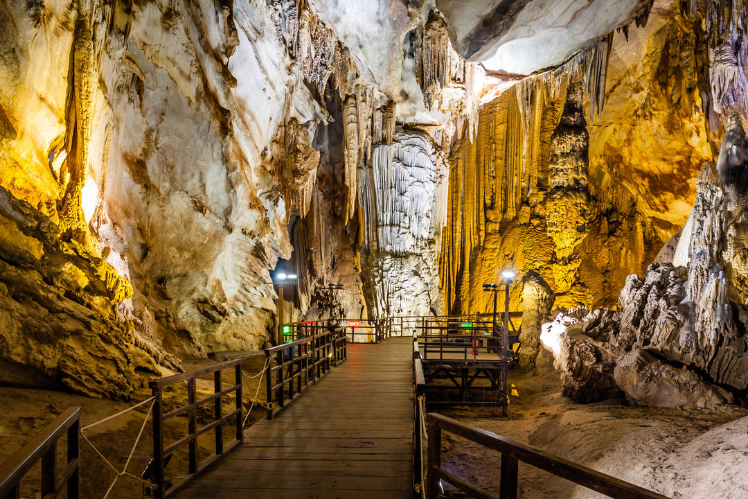 Стародавні сталактити в печері