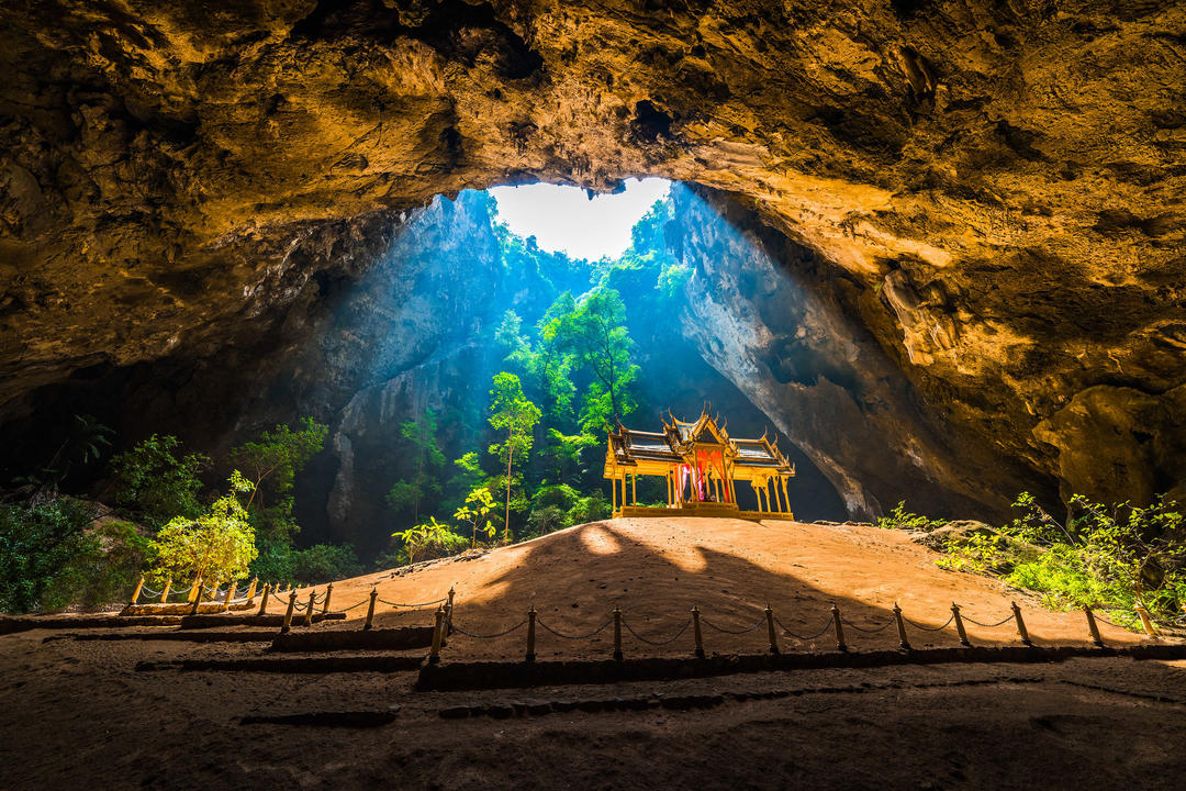 Королівський павільйон у печері Прайя Накхон