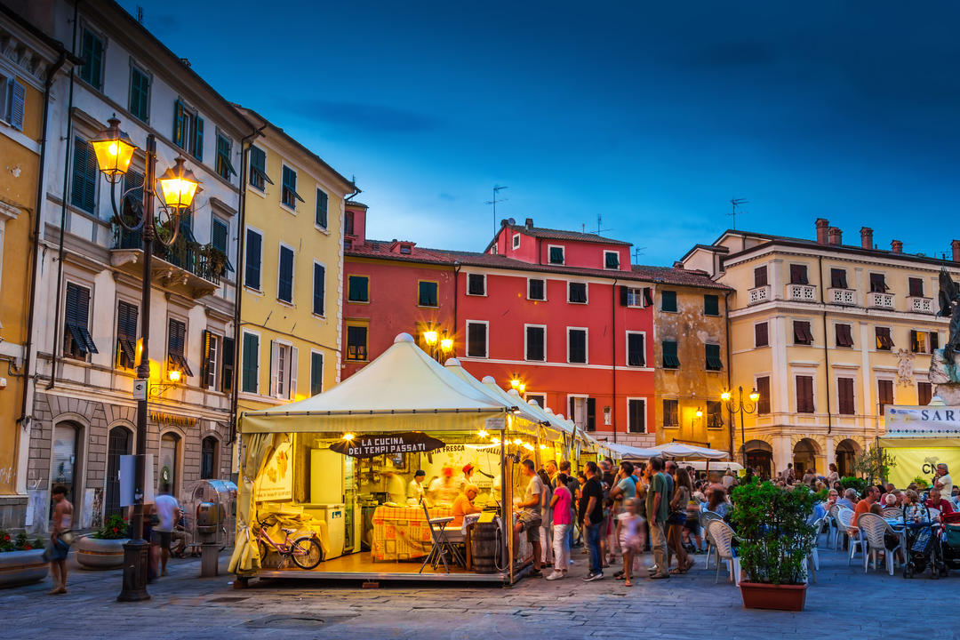 Люди купують традиційні італійські страви на майдані
