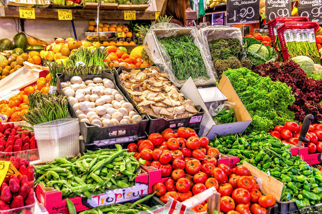 Лотки з овочами та фруктами на ринку