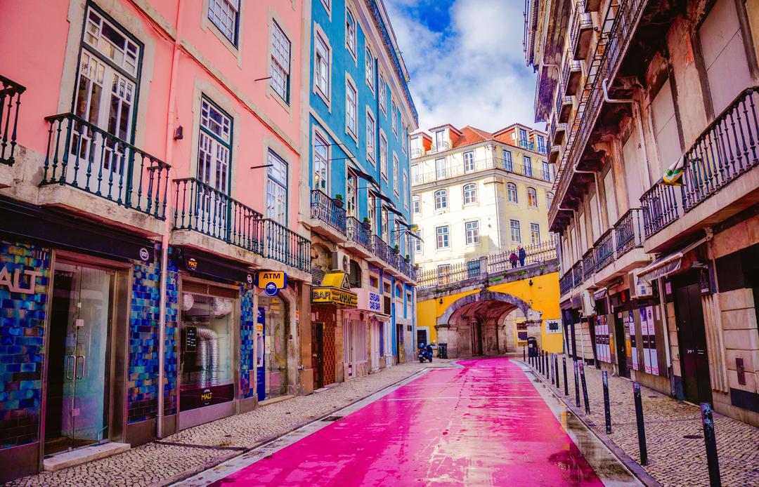 Рожева вулиця Лісабона з барами