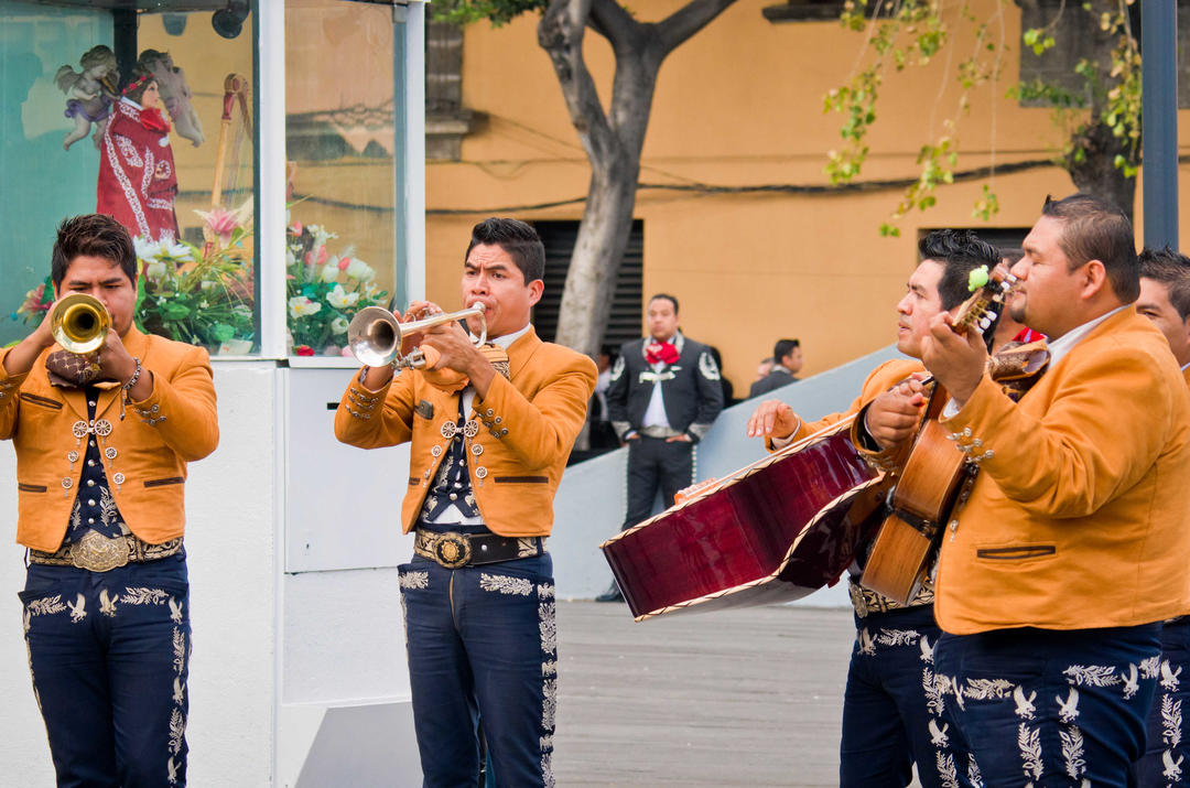 Група Маріачі грає мексиканську музику на площі Гарібальді