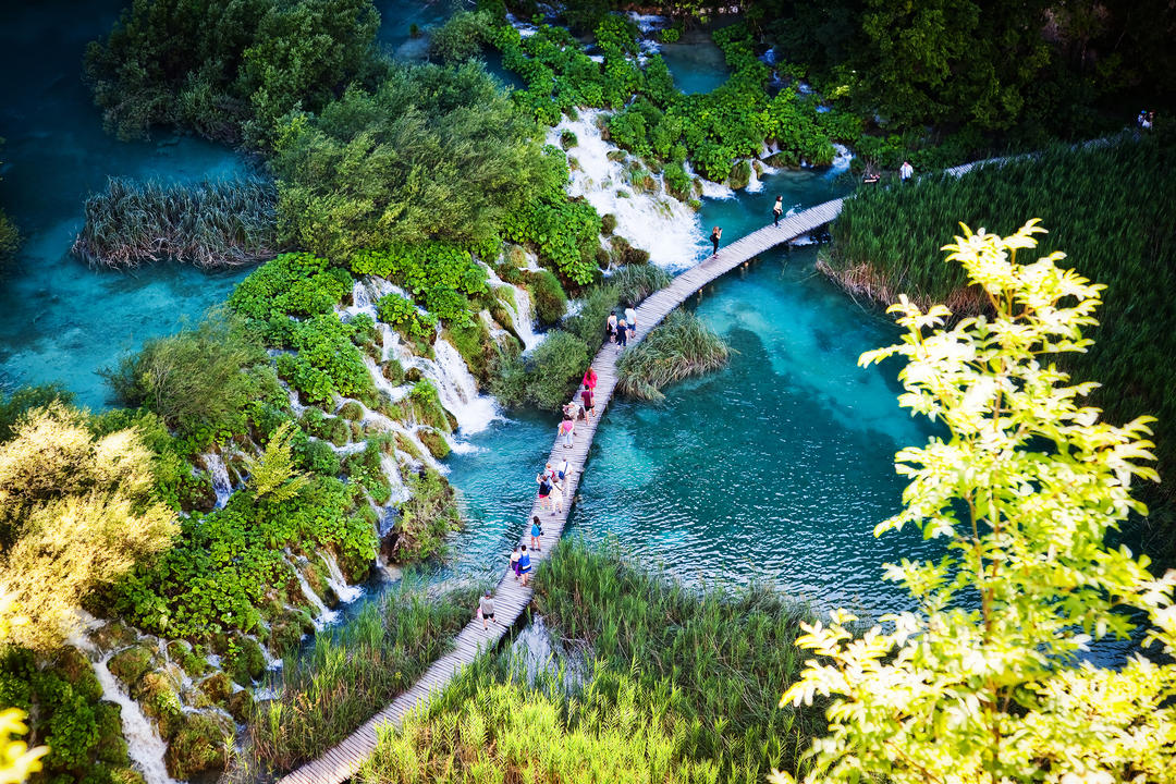 Красиві водоспади у Національному парку Хорватії.