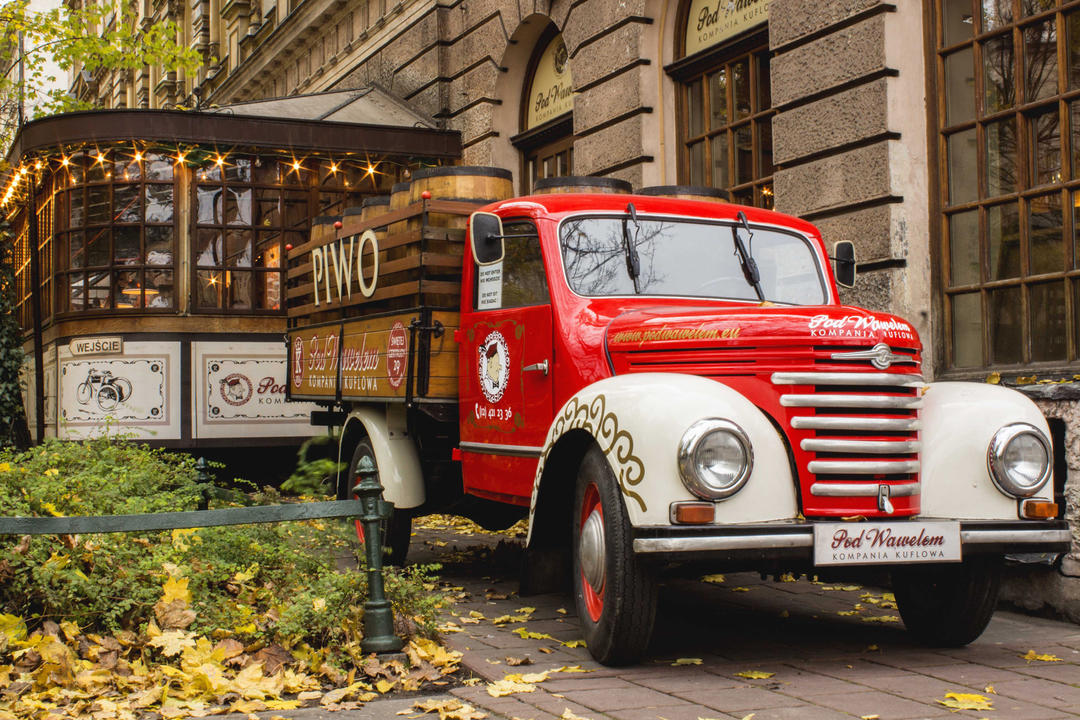 Старовинні червоні вантажівки біля ресторану