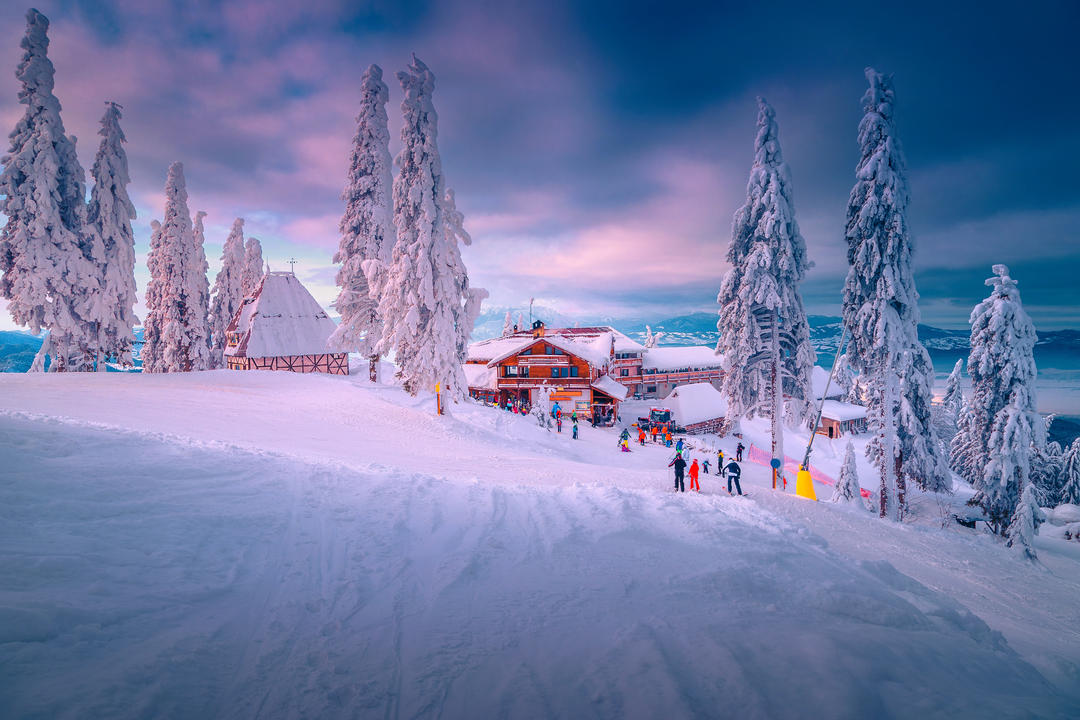 Ефектний зимовий гірськолижний курорт із лижниками