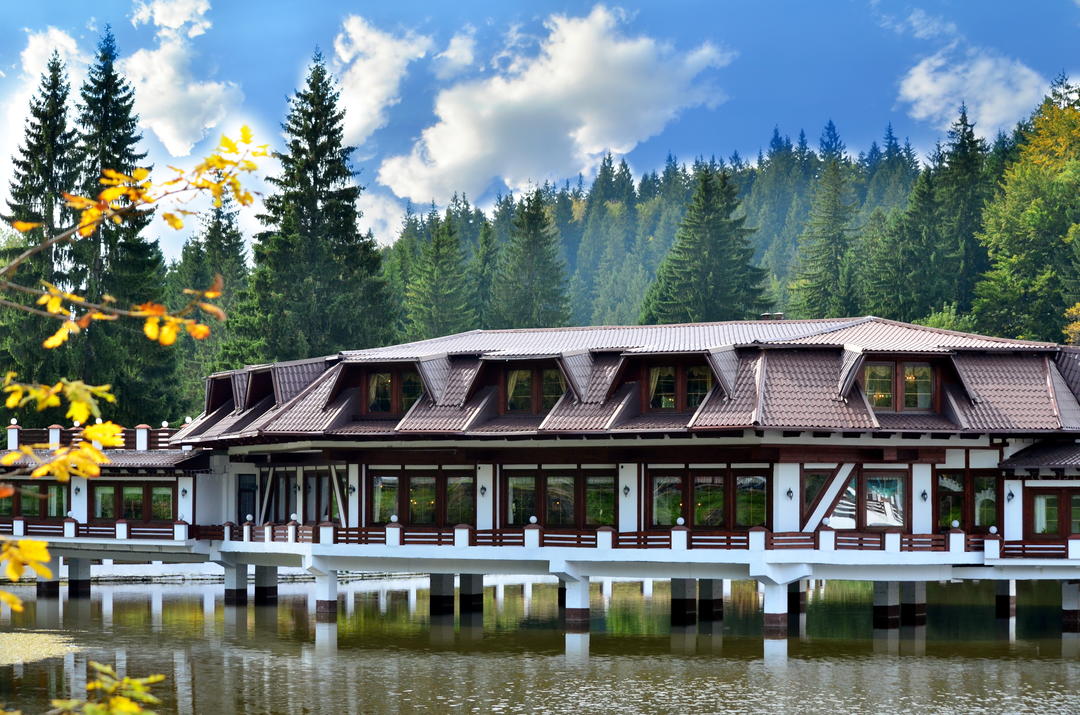 Готель на палях над озером